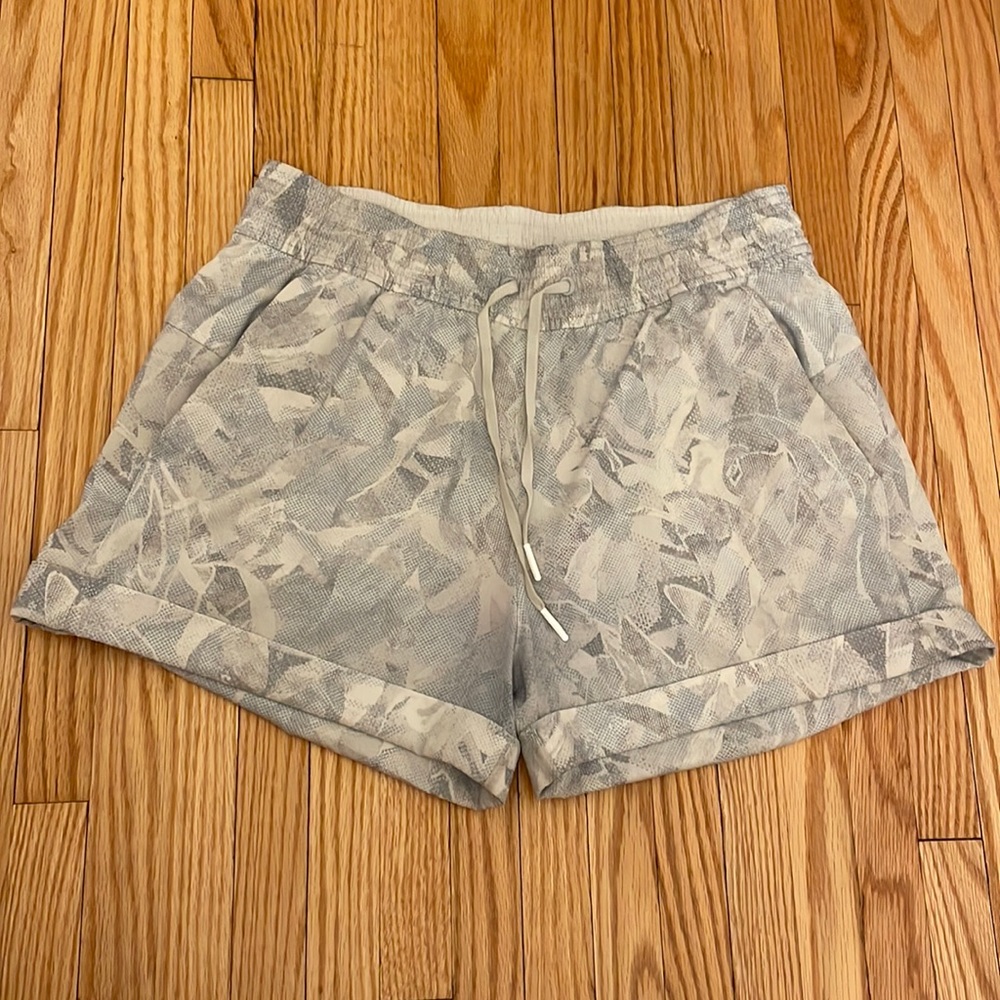 Lululemon Spring Breakaway Shorts Size 6